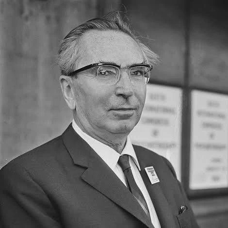 Viktor Frankl mustavalkoisessa valokuvassa